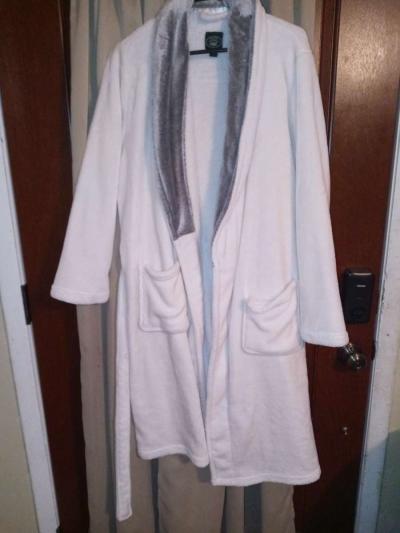small medium robes white is Laura Ashley Greene is concierge - Thumbnail 2