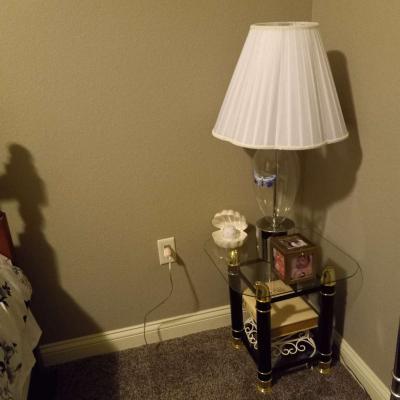 3 end tables  2 very nice lamps - Thumbnail 2