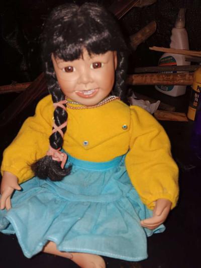 Ashton Drake porcelain native flower girl - Thumbnail 2