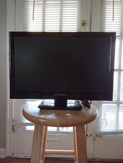 18 inch Dynex TV w FREE HDMI cable w FREE headphones - Thumbnail 4