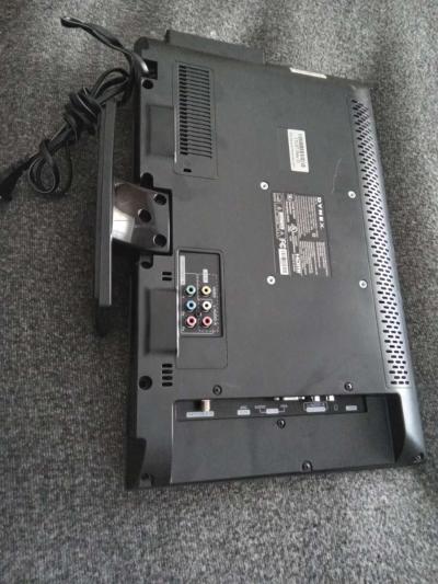 18 inch Dynex TV w FREE HDMI cable w FREE headphones - Thumbnail 6