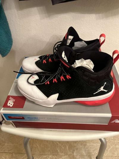 Nike air jordans mens size 12 - Thumbnail 2