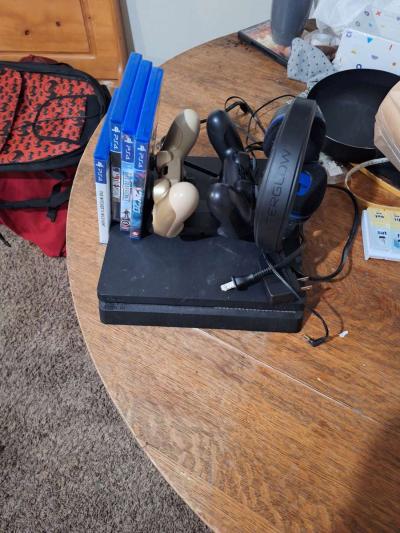 ps4 and accessories - Thumbnail 2