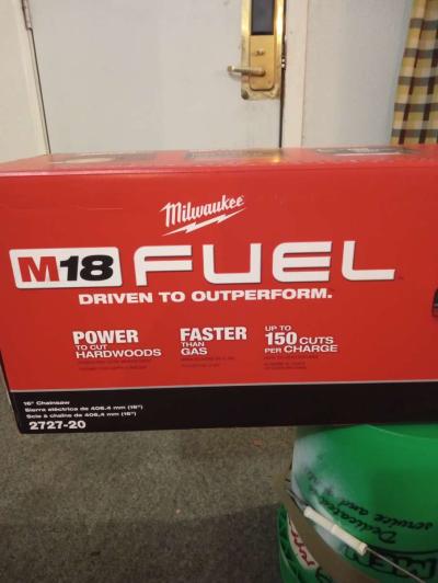 BRAND NEW MILWAUKEE 16IN CHAINSAW - Thumbnail 2