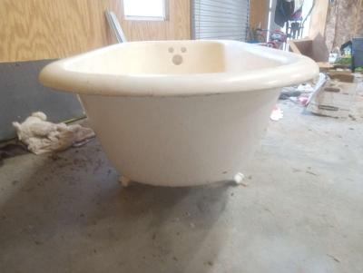 old claw foot tub in perfect condition very deep tub - Thumbnail 2