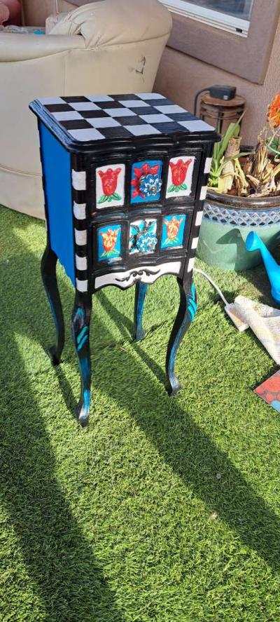 Small handpainted end table - Thumbnail 2
