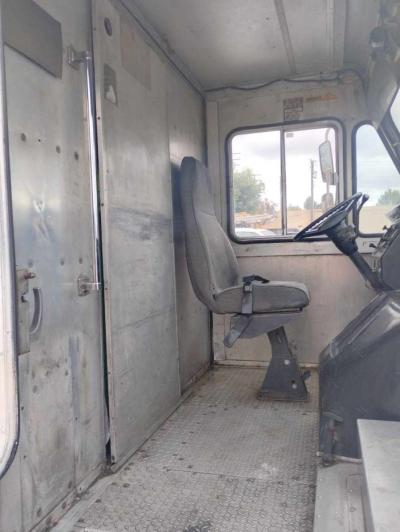 1987 GMC 18 feet long stepvan - Thumbnail 3