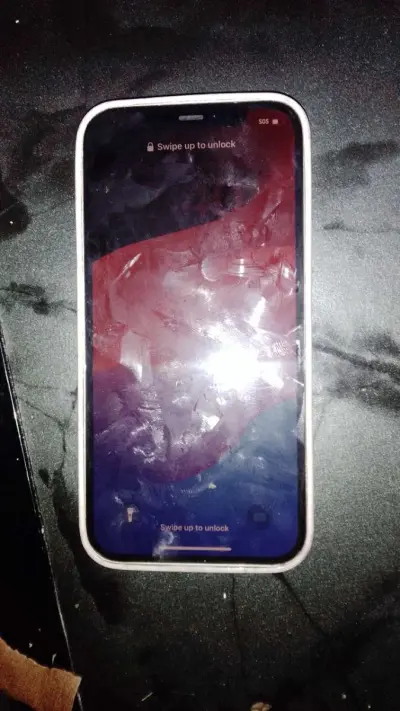 iPhone 12 - Thumbnail 2