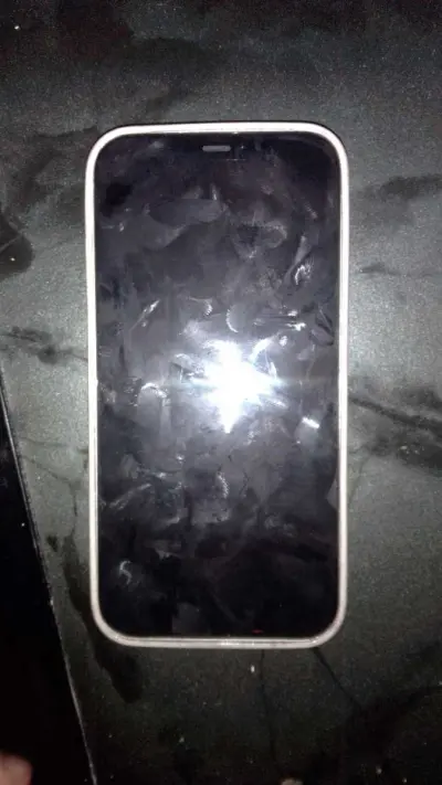 iPhone 12 - Thumbnail 3