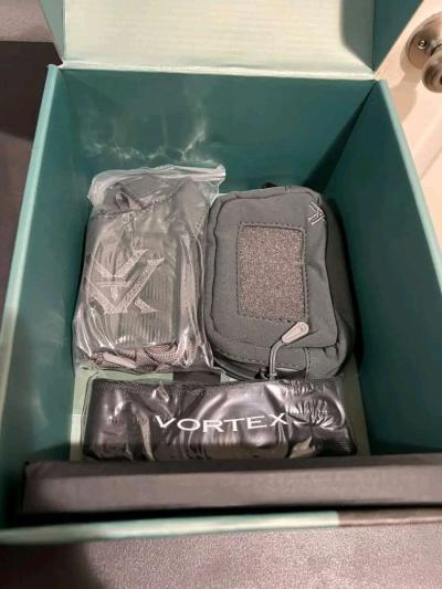 Vortex Optics Razor UHD Binoculars 12x50 - Thumbnail 3