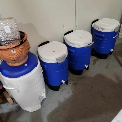 5 gallon igloo beverage dispensers and rolling coolers - Fort Worth, Texas