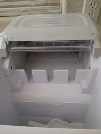 Frigidaire Ice Maker - Thumbnail 3
