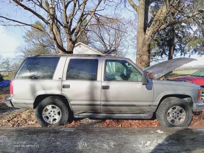 1999 Chevy Tahoe 30k miles on engine needs transmission - Thumbnail 3
