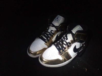Nike Air Jordans 1 Mid SE - Hayward, California