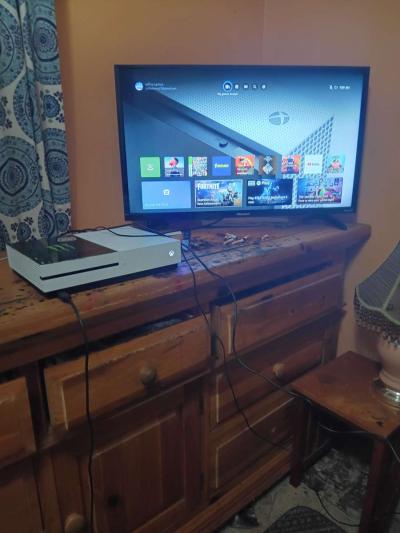 Microsoft Xbox One s 500gb Blu ray disc model bundle - Thumbnail 3