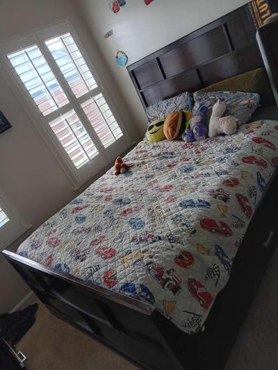 bedroom frame rails and two dressers - Thumbnail 3