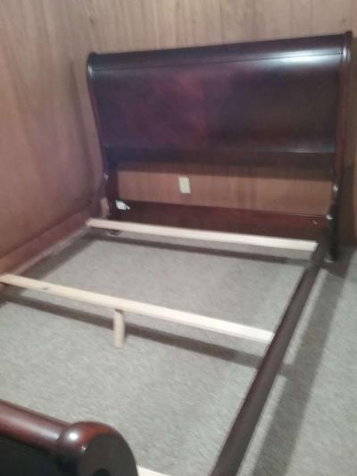 Queen size bed frame - Thumbnail 2