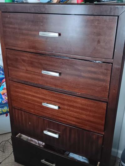 bedroom frame rails and two dressers - Thumbnail 2