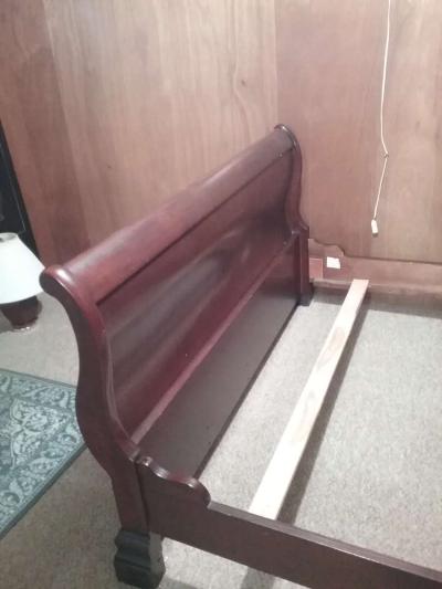 Queen size bed frame - Thumbnail 3