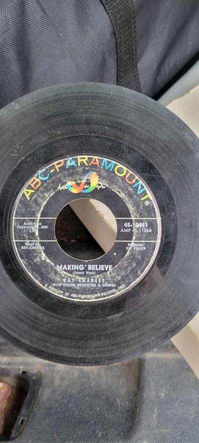 45 records Elvis Presley and Ray Charles - Thumbnail 3