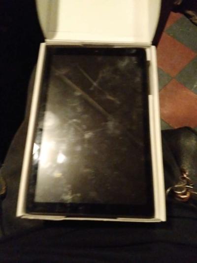 tablet 32 gig it does have a crack in the screen - Thumbnail 2