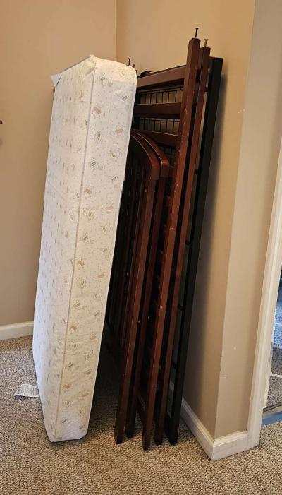 Wooden Crib with Mattress Crib is NOT Convertable - Thumbnail 2