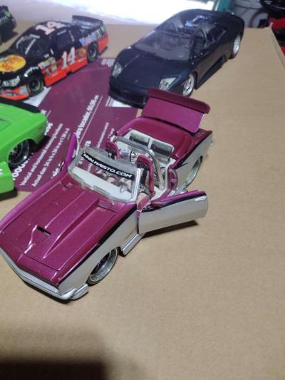 Lot of 7  1 24 scale diecast cars Lionel and maisto - Thumbnail 6