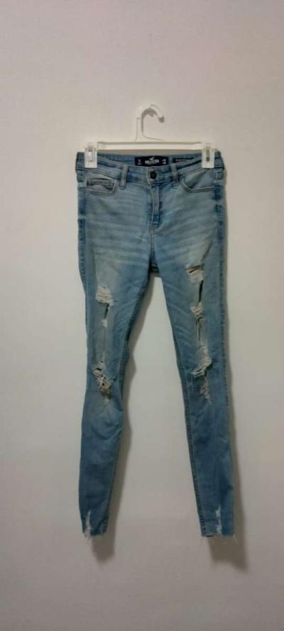 Hollister Mid Rise Ripped Med Wash Super Skinny jeans - Los Angeles, California