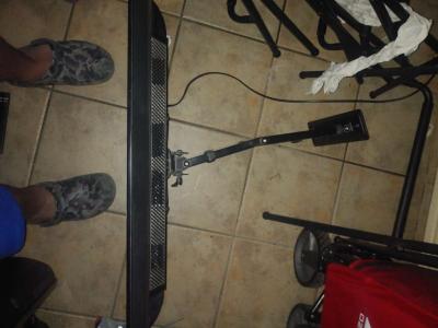 40inch tv with adjustable mount on the tv - Thumbnail 3