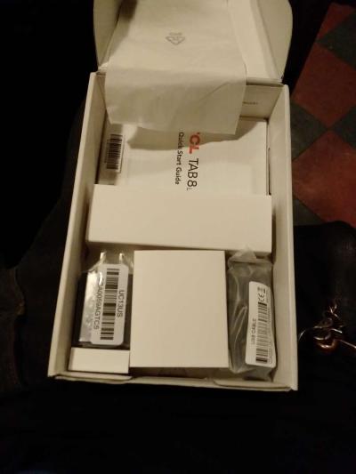 tablet 32 gig it does have a crack in the screen - Thumbnail 4