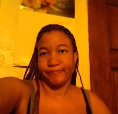 Im saling some brand new red beats by Pharrell Williams - Thumbnail 3