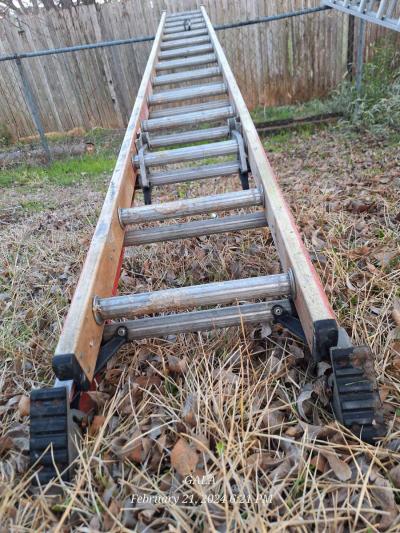 Werners multipurpose 28 ft Fiberglass Extension Ladder - Thumbnail 2