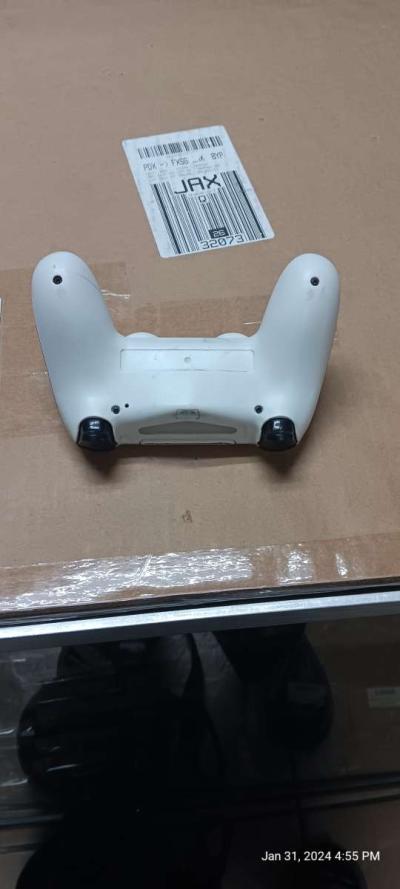 BRAND NEW PS4 CONTROLLER LIGHTLY     HARDLY  USED WHITE - Thumbnail 3