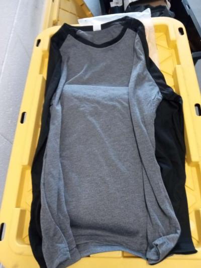 the 3 sweatshirt large new - Adelanto, California