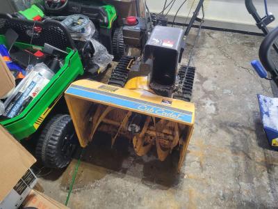 Cub Cadet snowblower on tracs - Pittsburgh, Pennsylvania