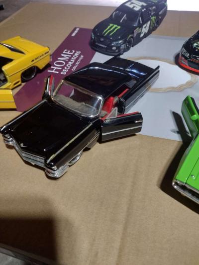 Lot of 7  1 24 scale diecast cars Lionel and maisto - Thumbnail 2