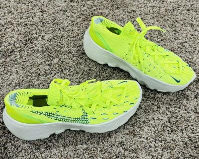 LIKE NEW WOMENS NIKE ATHLETIC SHOES SZ 10 - Thumbnail 2
