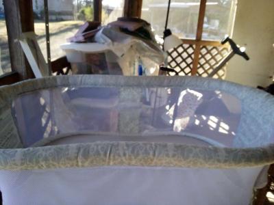 halo bassinet it swivels on stand - Thumbnail 2