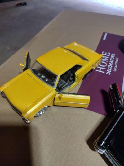 Lot of 7  1 24 scale diecast cars Lionel and maisto - Thumbnail 5