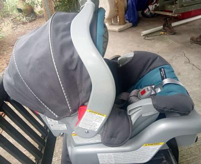 GRACO CAR SEAT AND BASE - Thumbnail 4