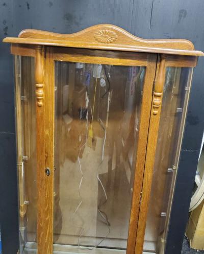 Lighted Curio Cabinet With 3 Shelves  No key - Thumbnail 2