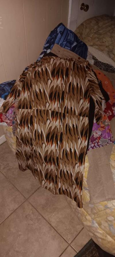 Womans large shirts 2 dollars each - Thumbnail 4