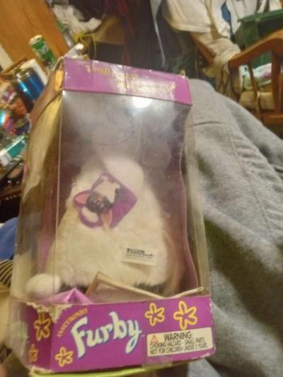 Furby 1998 never been used still in box never played with - Thumbnail 4