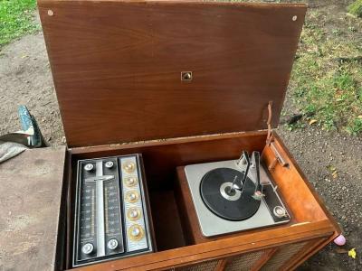 Antique 1942 Victoria Console Record Player - Thumbnail 5