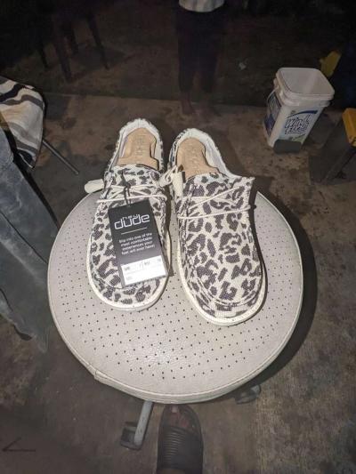 HEY DUDES - Thumbnail 3