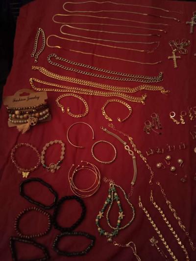 Lot of Costume Jewelry Assorted Fashion Jewelry - Thumbnail 3