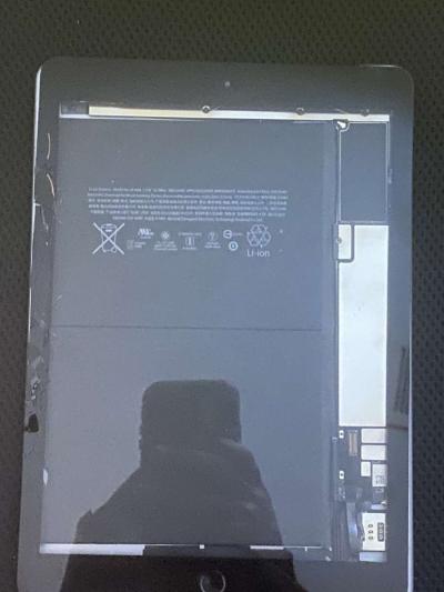 Apple IPad for Parts - Thumbnail 3