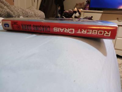 Book called Chasing Darkness by Robert  Crais - Thumbnail 3