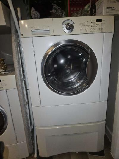 Frigidaire Front load Washer - Converse, Texas