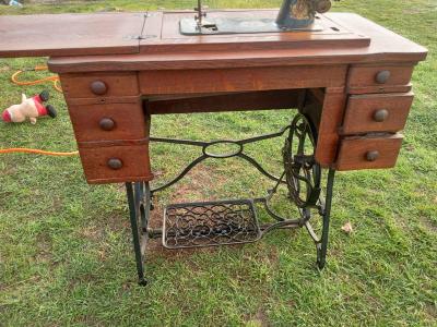 1911 sewing machine - Thumbnail 2